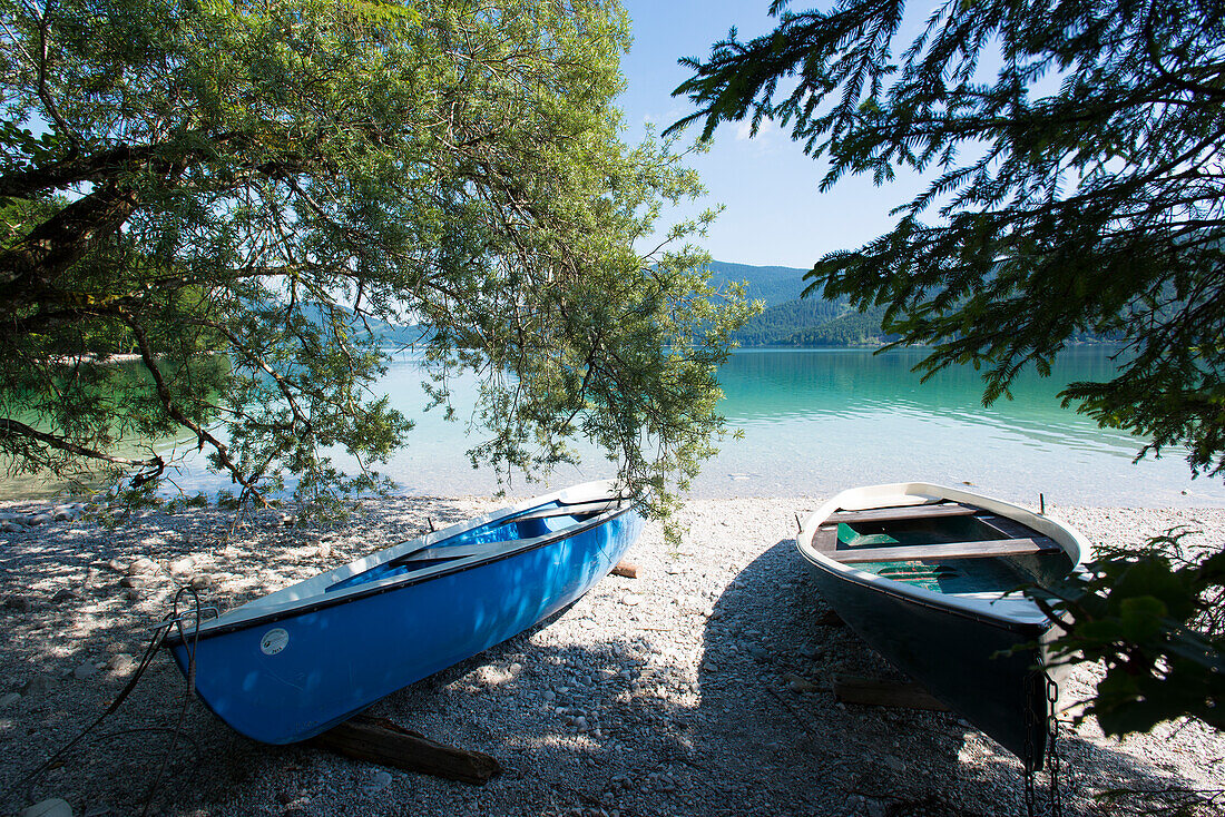 Fischerboote am Ufer des Walchensees mit Blich auf die Insel Sassau, Walchensee, Bayern, Deutschland