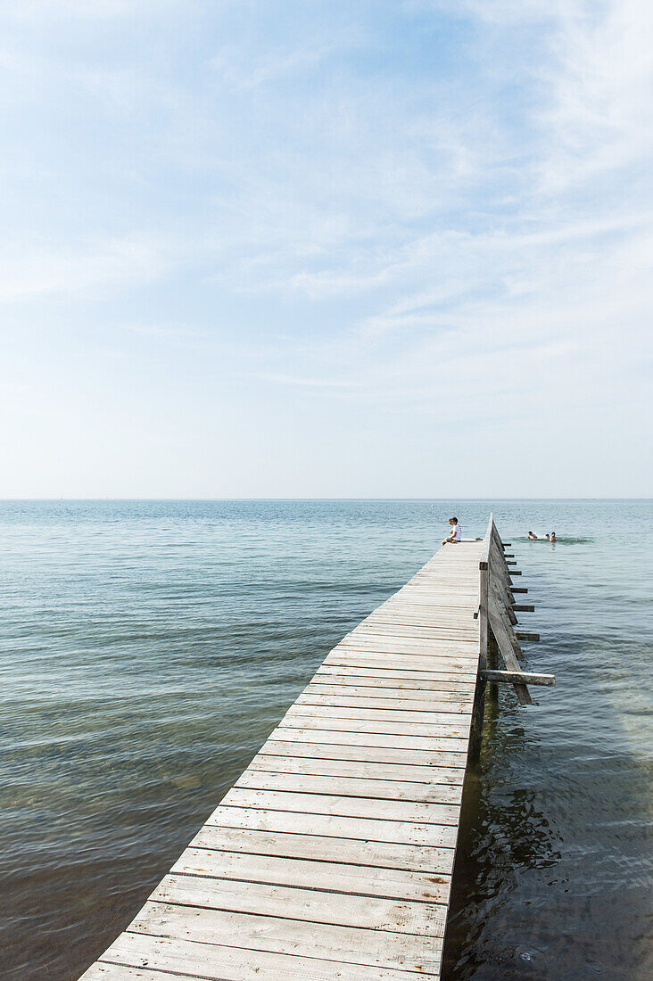 Holzsteg in die Ostsee am Strand von Heiligenhafen, Schleswig-Holstein, Ostsee, Norddeutschland, Deutschland