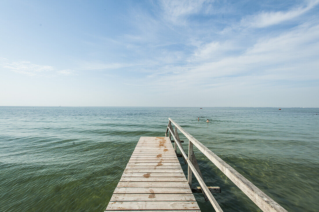 Holzsteg in die Ostsee am Strand von Heiligenhafen, Schleswig-Holstein, Ostsee, Norddeutschland, Deutschland