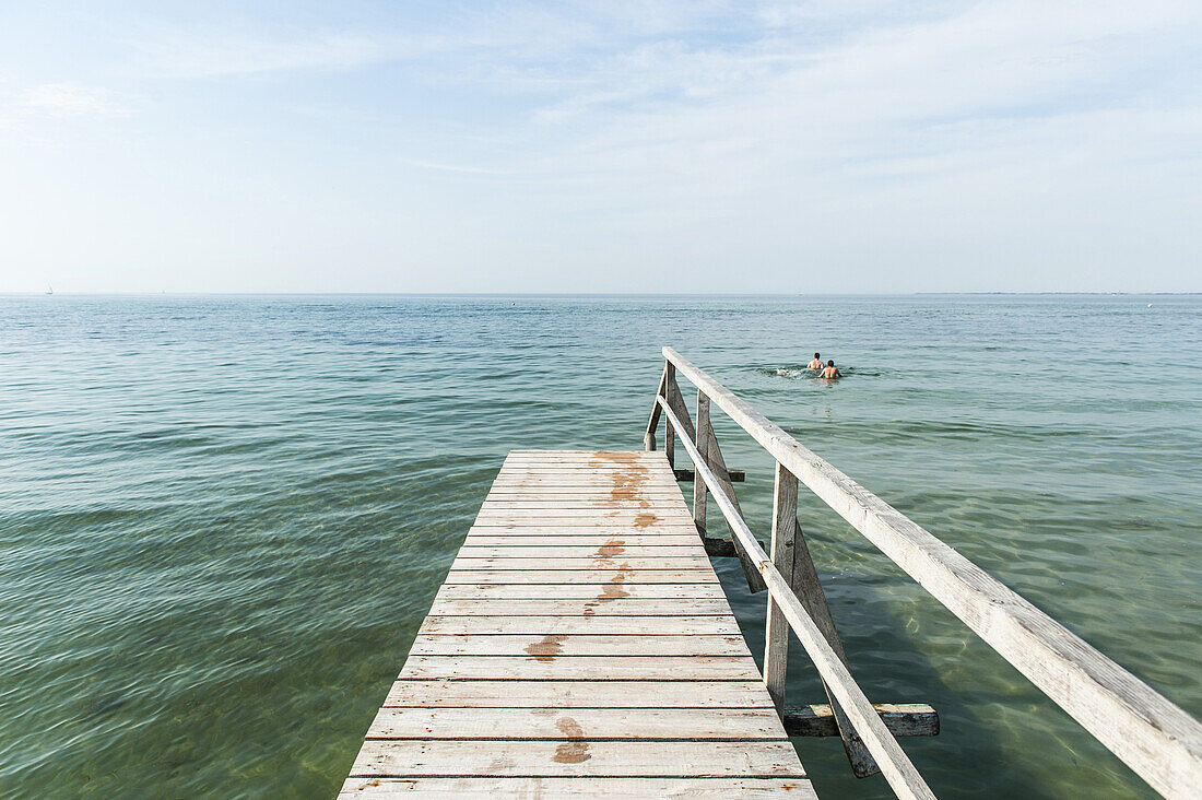 Holzsteg in die Ostsee am Strand von Heiligenhafen, Schleswig-Holstein, Ostsee, Norddeutschland, Deutschland