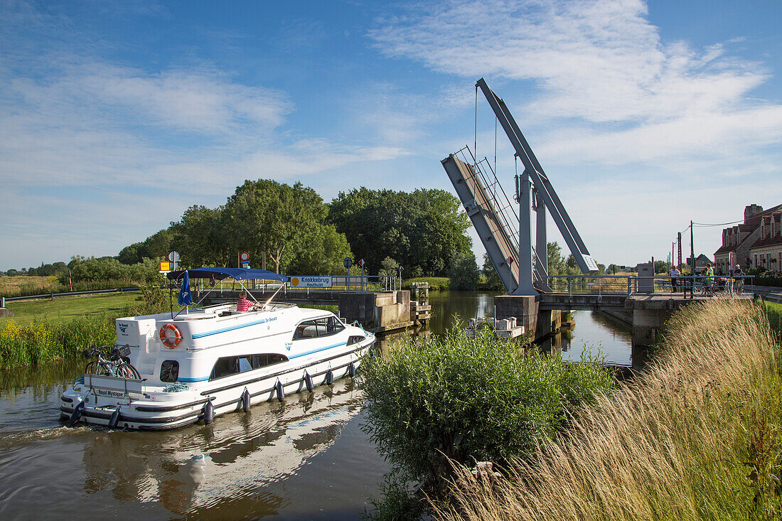Le Boat Royal Mystique Hausboot vor Durchfahrt an der Knokkebrug Zugbrücke auf dem Fluss IJzer, nahe Diksmuide, Flandern, Belgien, Europa