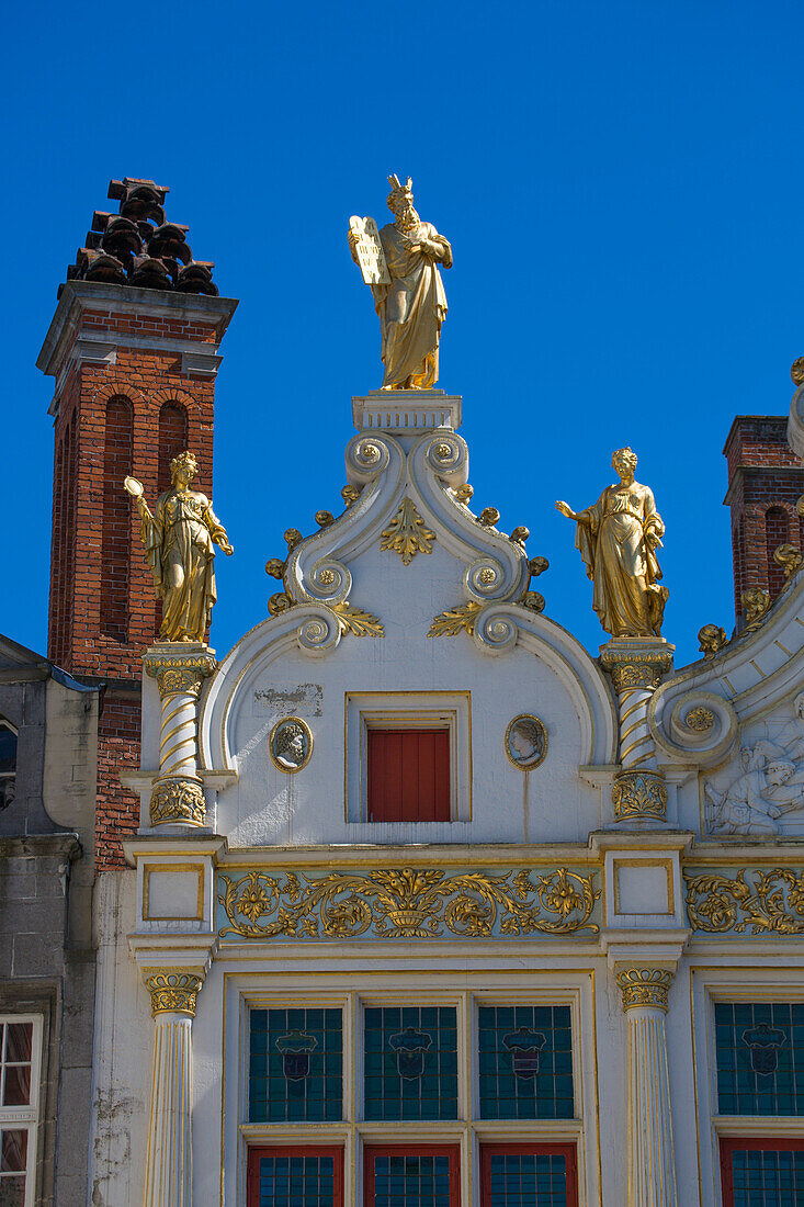 Goldene Figuren am Gebäude vom Justizpalast in der Altstadt, Brügge, Flandern, Belgien, Europa