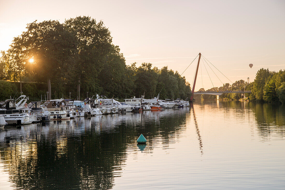 Boote in der Beernem Marina und Brücke über den Kanal Brugge - Oostende bei Sonnenuntergang, nahe Beernem, Flandern, Belgien, Europa
