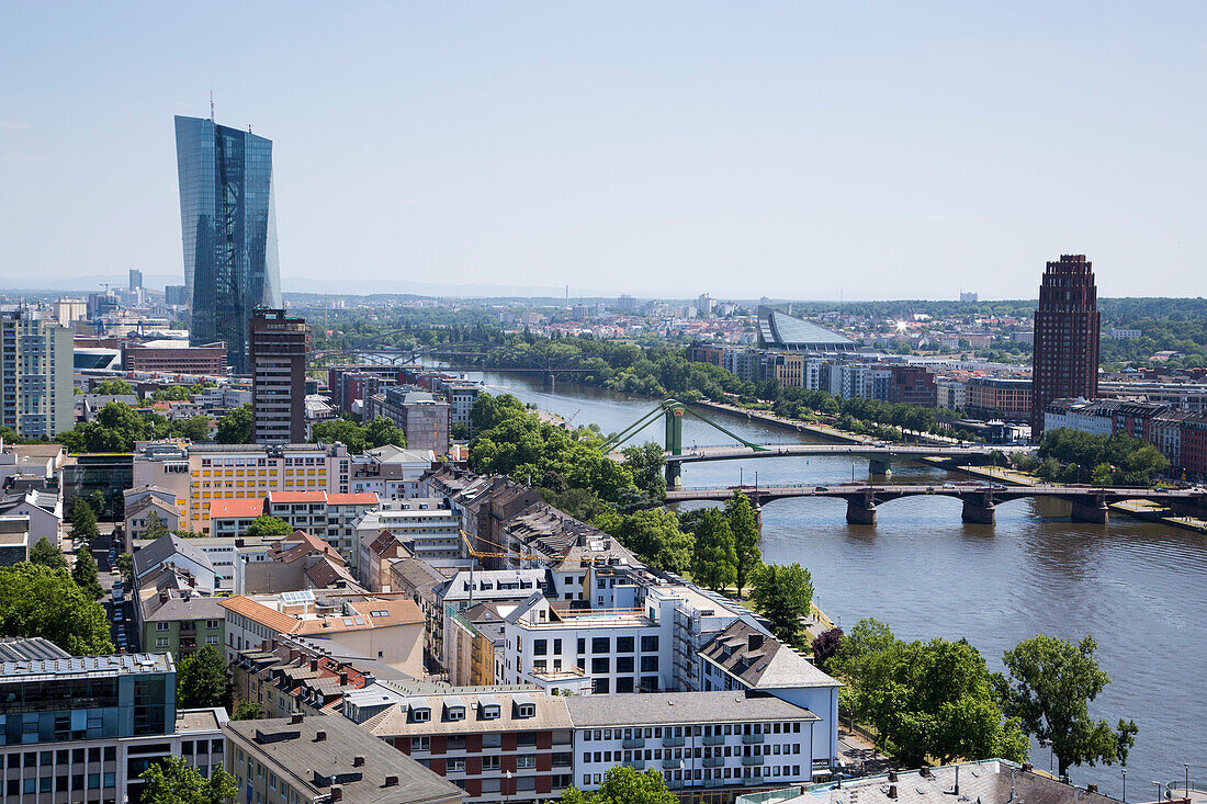 Blick vom Frankfurter Dom zum Fluss Main und dem neuen EZB Gebäude der Europäischen Zentralbank, Frankfurt am Main, Hessen, Deutschland, Europa