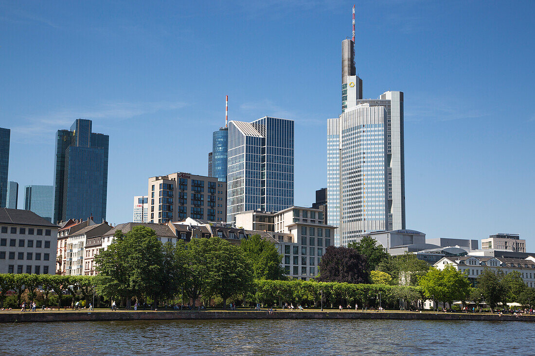 Blîck über den Fluss Main mit Hochhäusern im Bankenviertel, Frankfurt am Main, Hessen, Deutschland, Europa