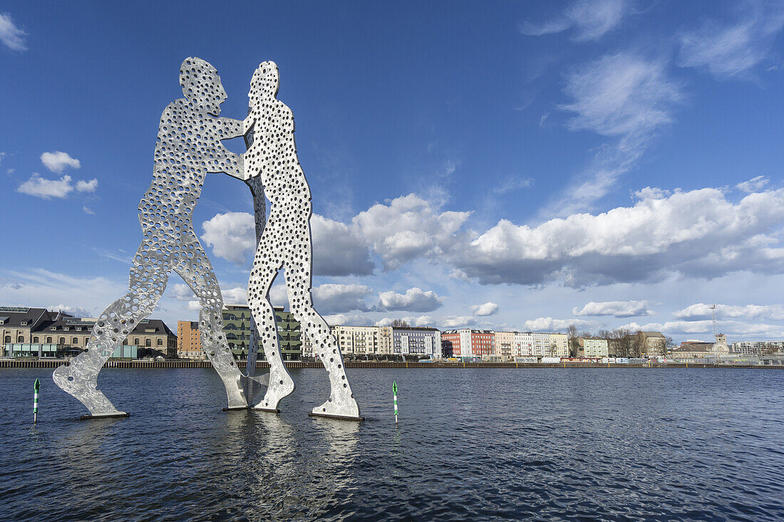 Molecule Man vom Bildhauer Jonathan Borofsky, River Spree, Clouds, Berlin , Germany