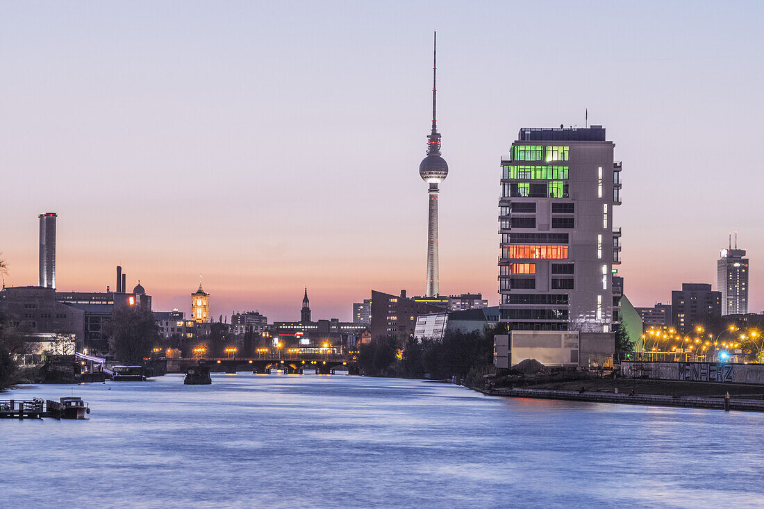 Skyline Berlin, Blick von Oberbaumbruecke auf Media Spree, Living Levels, Mercedes, Berlin, Deutschland