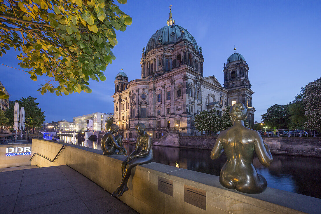 Three Girls and a Boy, Sculptures by Wilfried Fitzenreiter, Spree Riverside, Berlin cathedral, Berlin, Germany