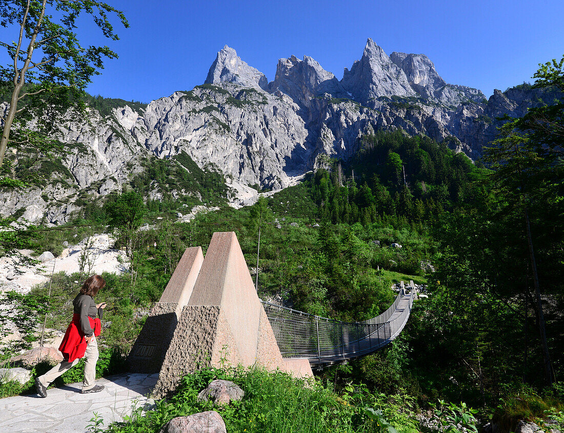 Hängebrücke im Klausbachtal im Nationalpark bei Ramsau, Berchtesgadener Land, Bayern, Deutschland