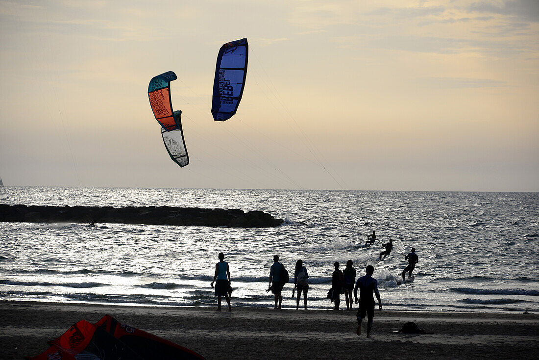 Aktivitäten an der Strandpromenade von Tel Aviv, Israel