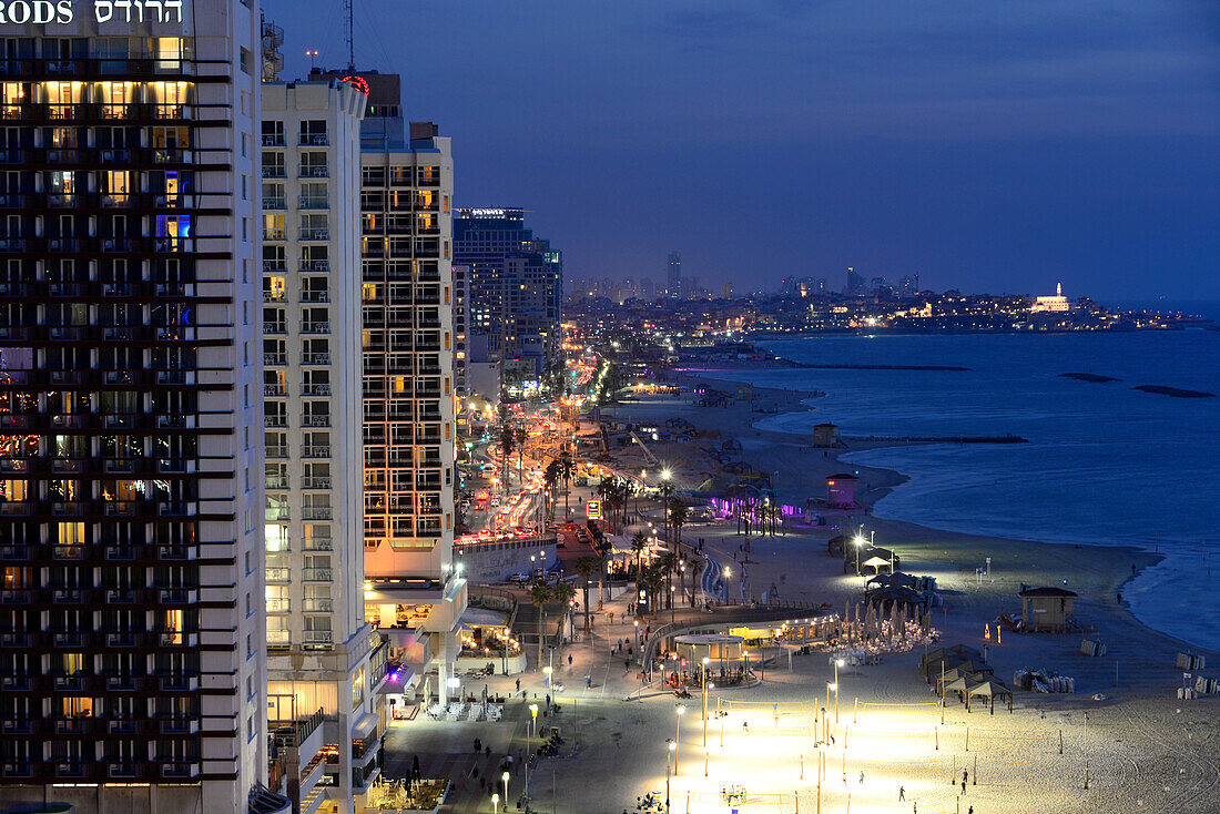 Abends über der Strandpromenade von Tel Aviv, Israel