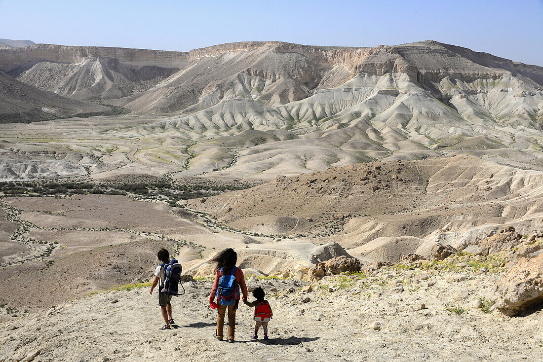Wandern über dem Zin Tal beim Kibbutz Midreshet Sede Boker in der Wüste Negev, Süd-Israel, Israel