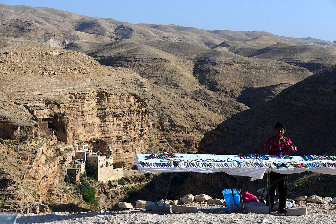 Straßenverkäufer über dem St. Georgs Kloster bei Jericho, Palästinensische Gebiete neben Israel