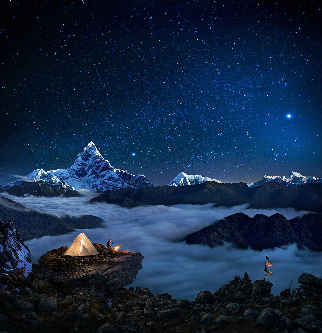 Nachthimmel über schneebedeckten Berge, Mann beim Zelten in der Nähe von Gebetsfahnen, Pokhara, Kaski, Macchapucchare, Annapurna, Nepal, Asien