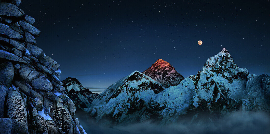 Nachthimmel über schneebedeckten Berge, Gebetsort mit Manisteine, Nuptse, Khumbu, Kala Patthar, Everest, Himalaya, Nepal, Asien