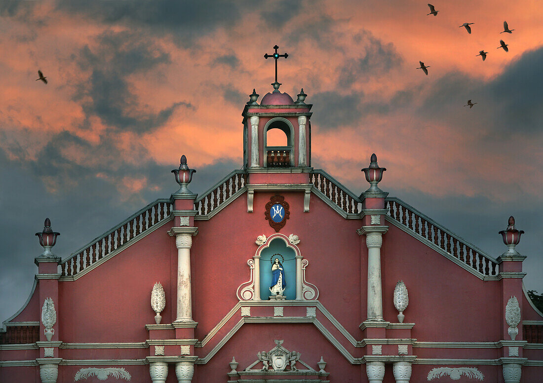 Kirche in Kolonialstil bei Sonnenuntergang, Villa Escudero, Manila, Philippinen, Asien