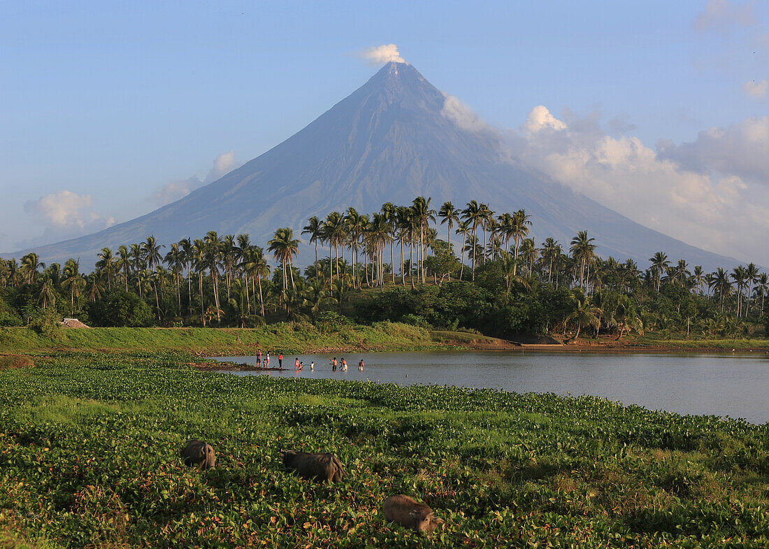 Leute beim Baden, Mayon Vulkan im Hintergrund, Legazpi, Philippinen, Asien