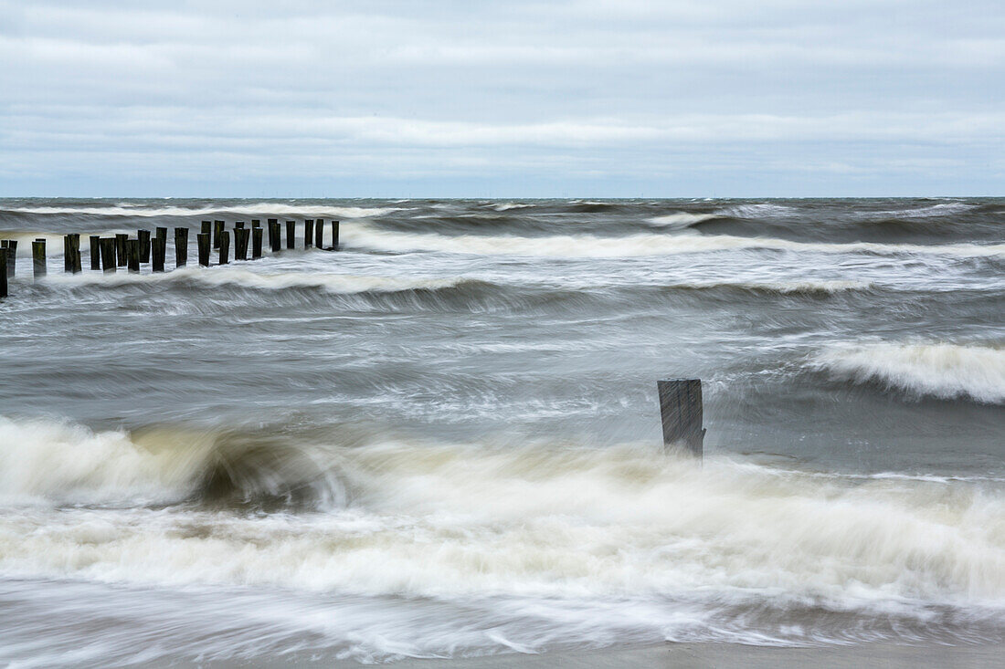 Wellen am Strand, Sturm, Zingst, Mecklenburg-Vorpommern, Deutschland