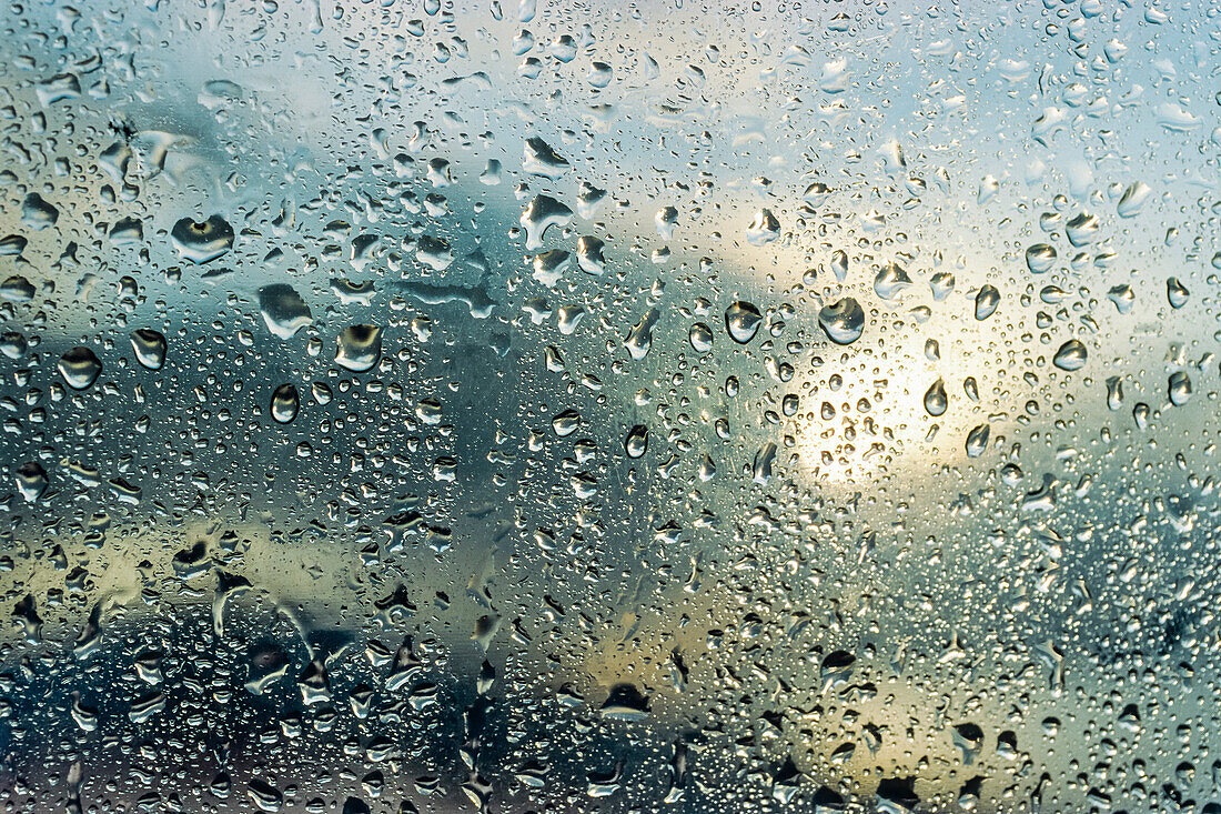 Regenwetter, Regentropfen an Fensterscheibe
