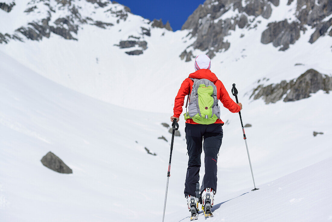 Frau auf Skitour steigt zum Scharnitzsattel auf, Scharnitzsattel, Lechtaler Alpen, Tirol, Österreich