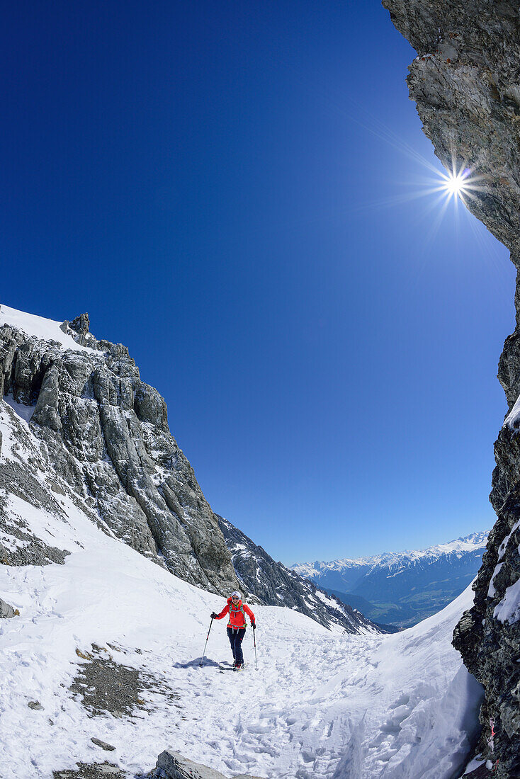 Frau auf Skitour steht im Scharnitzsattel, Scharnitzsattel, Lechtaler Alpen, Tirol, Österreich