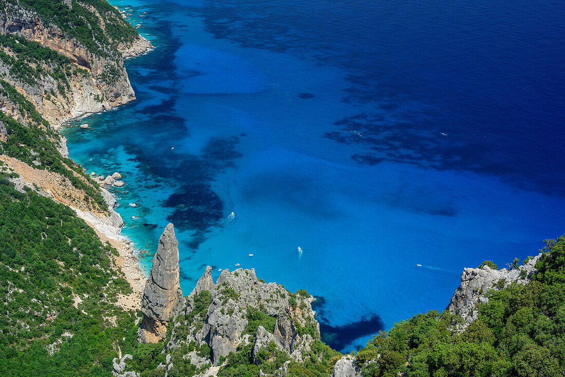 Blick von Punta Salinas auf Cala Goloritze am Mittelmeer, Punta Salinas, Selvaggio Blu, Nationalpark Golfo di Orosei e del Gennargentu, Sardinien, Italien