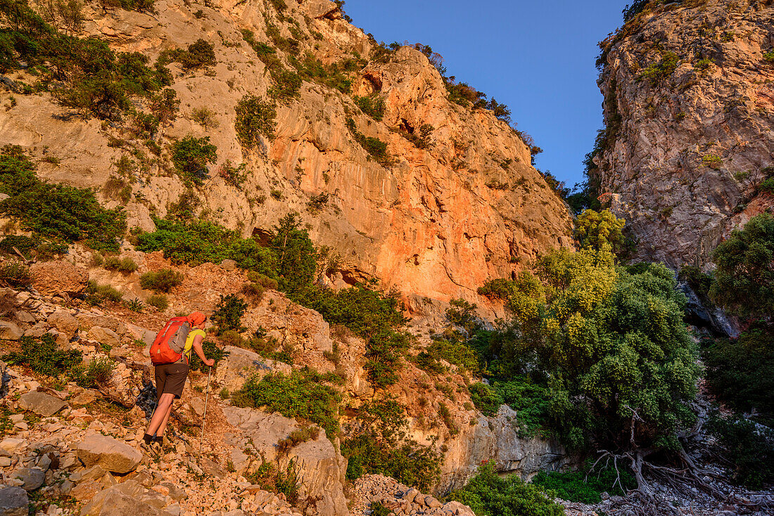 Frau wandert am Selvaggio Blu durch Felskessel, Selvaggio Blu, Nationalpark Golfo di Orosei e del Gennargentu, Sardinien, Italien