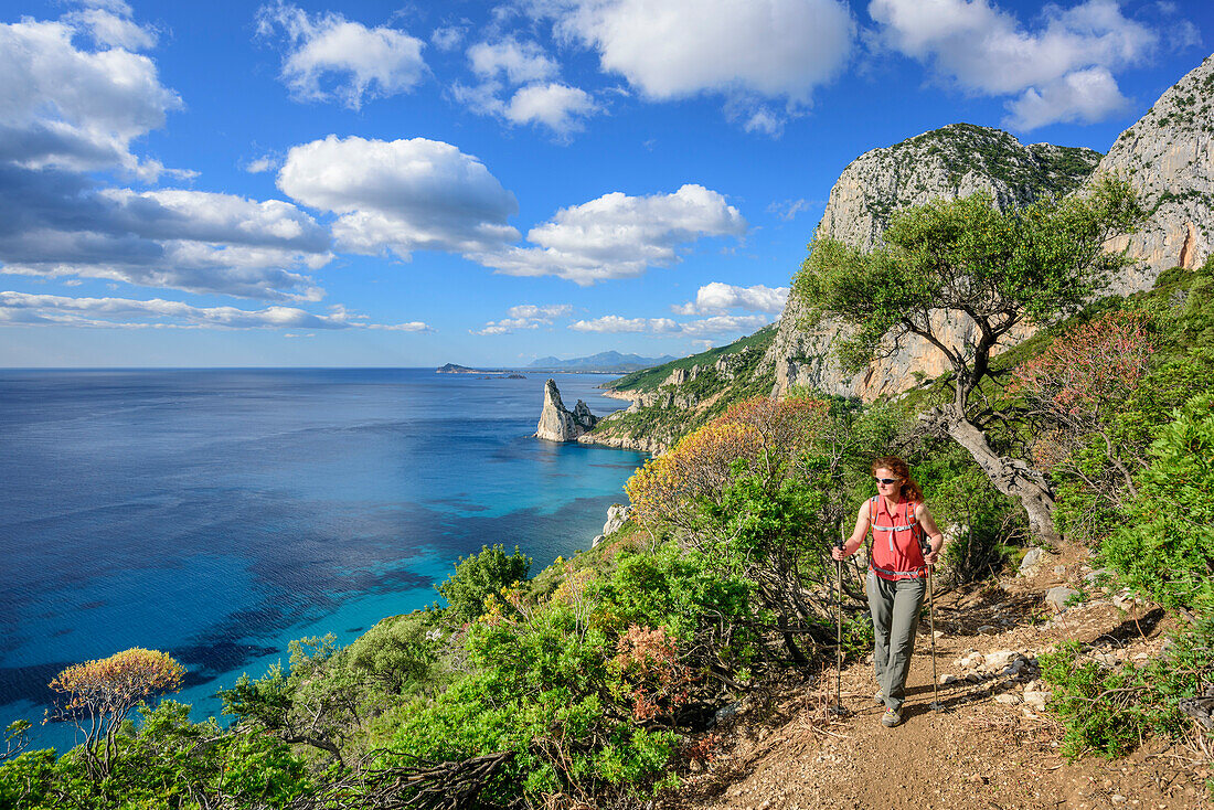 Frau wandert am Selvaggio Blu, Blick auf Pedra Longa, Selvaggio Blu, Nationalpark Golfo di Orosei e del Gennargentu, Sardinien, Italien