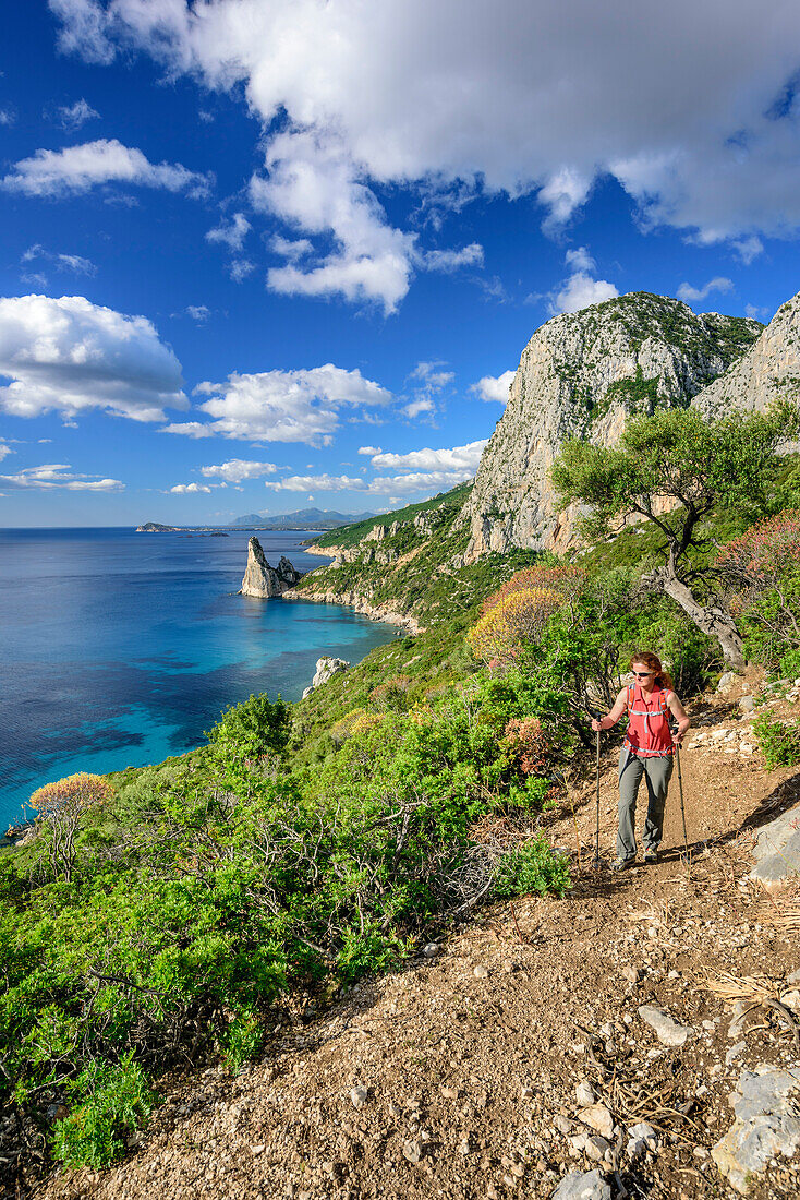 Frau wandert am Selvaggio Blu, Blick auf Pedra Longa, Selvaggio Blu, Nationalpark Golfo di Orosei e del Gennargentu, Sardinien, Italien