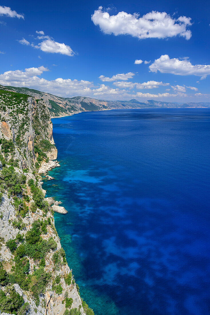 Mittelmeer mit Steilküste am Golfo di Orosei, Selvaggio Blu, Nationalpark Golfo di Orosei e del Gennargentu, Sardinien, Italien