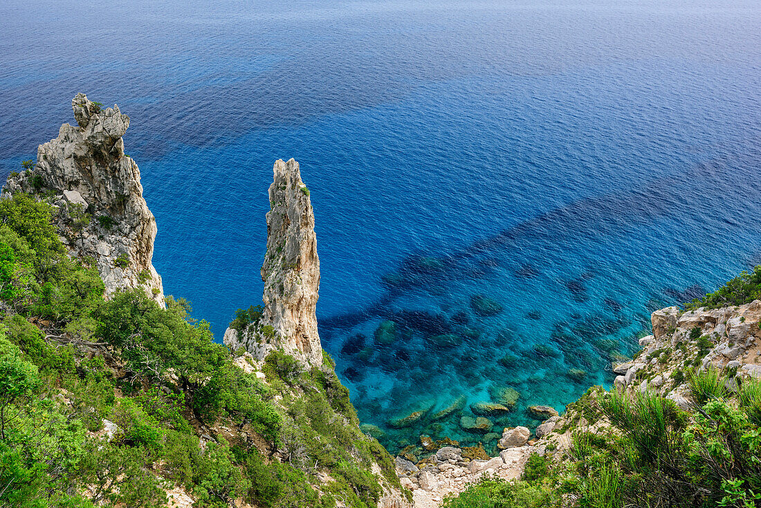 Zwei Felstürme über dem Mittelmeer, Selvaggio Blu, Nationalpark Golfo di Orosei e del Gennargentu, Sardinien, Italien