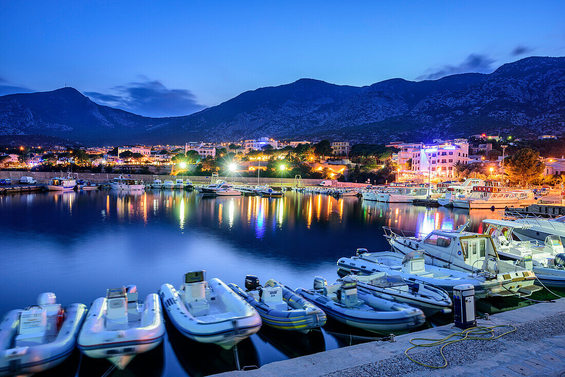 Beleuchteter Hafen von Cala Gonone, Cala Gonone, Golfo di Orosei, Sardinien, Italien