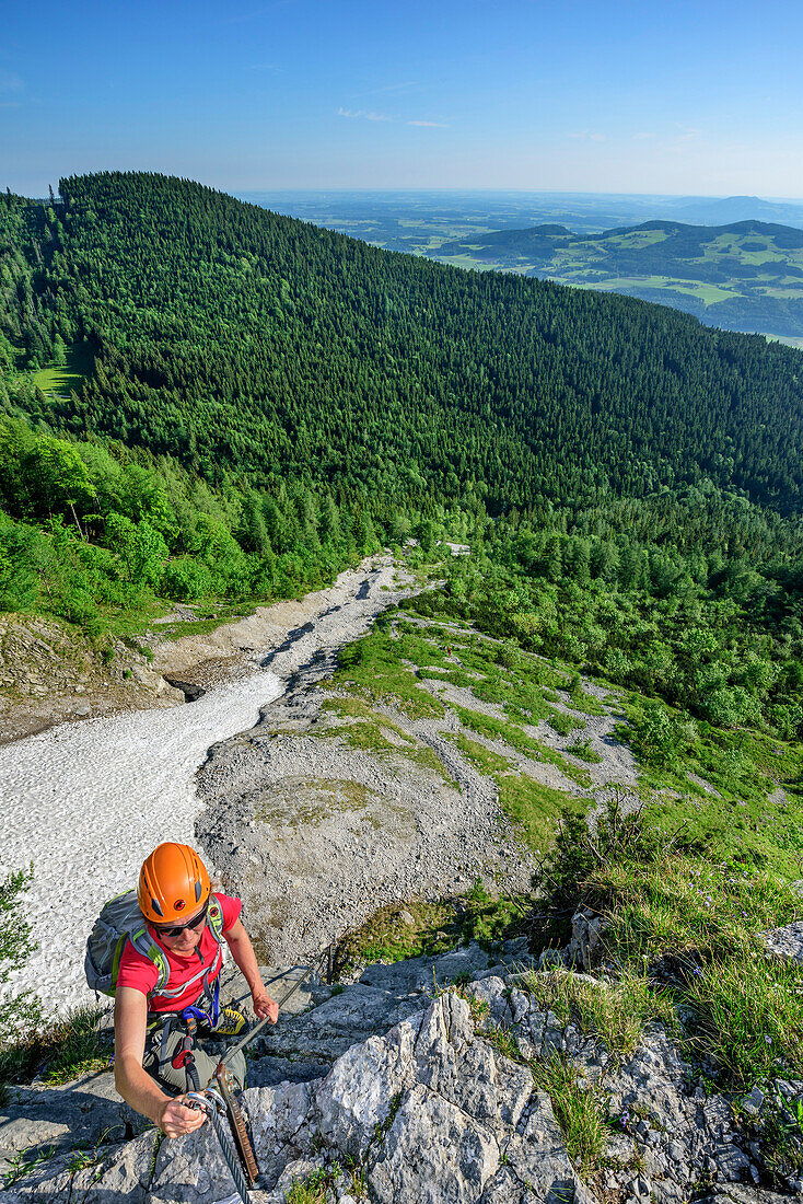 Frau begeht Klettersteig, Pidinger Klettersteig, Hochstaufen, Chiemgauer Alpen, Chiemgau, Oberbayern, Bayern, Deutschland