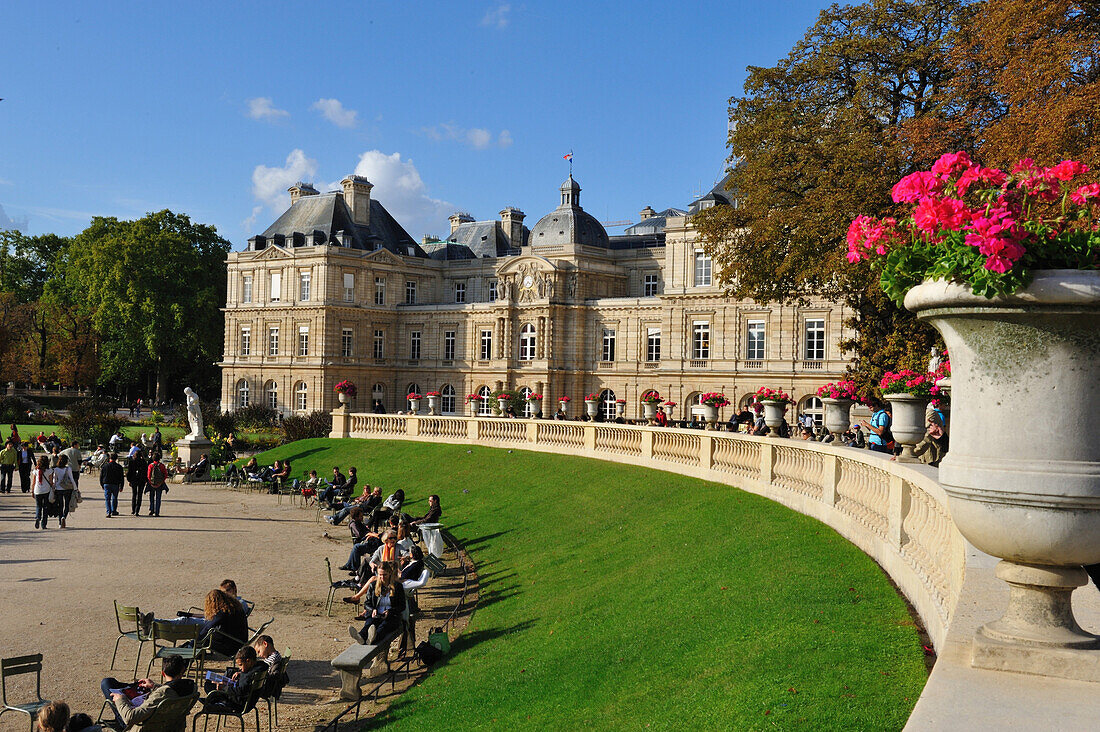 France, Paris, Jardin du Luxembourg, Senate (Luxembourg Palace)