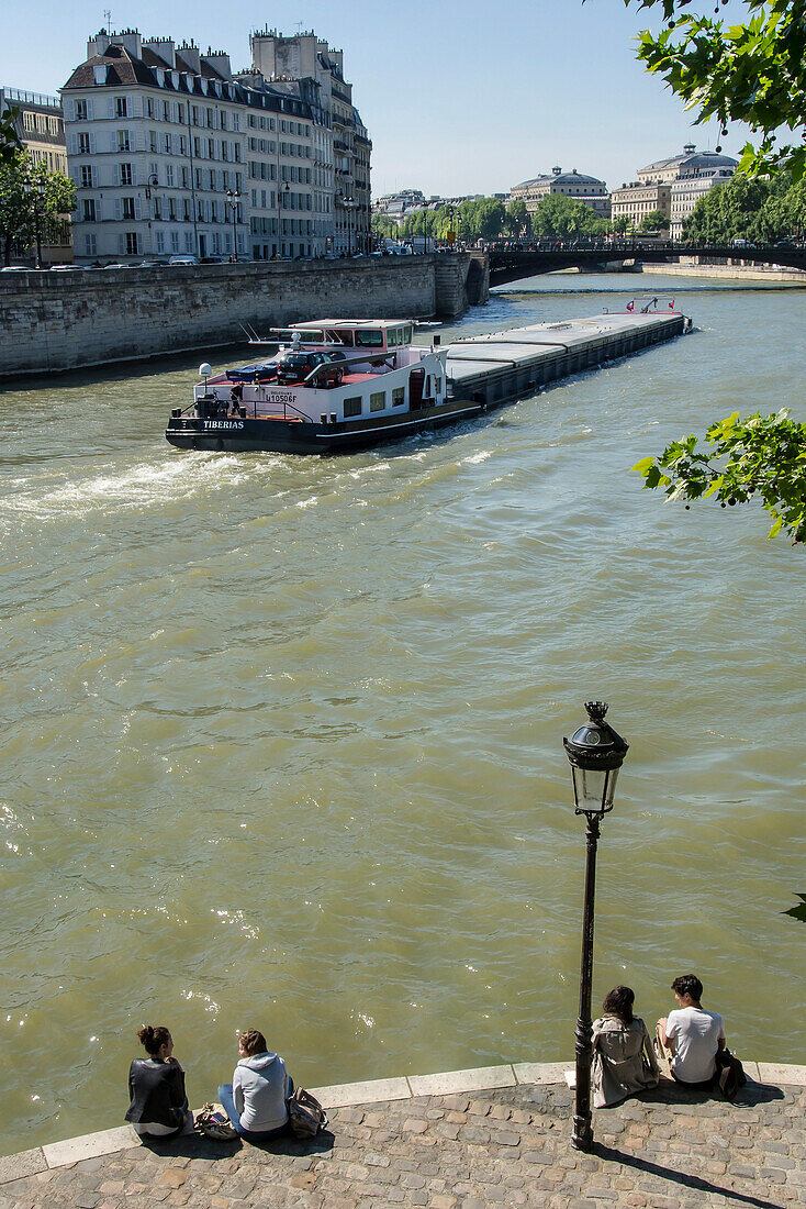 France, Paris, end of Ile St Louis, young couples, boat on the Seine