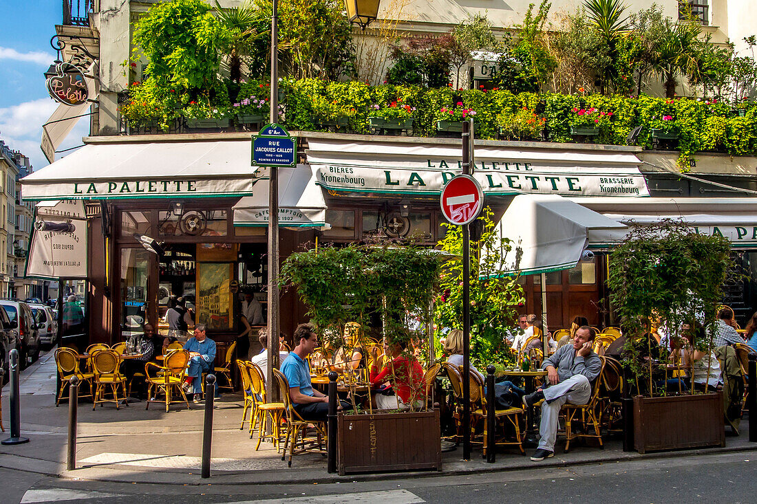France, Paris, rue de Seine, cafe la … – License image – 71027190 ❘  lookphotos