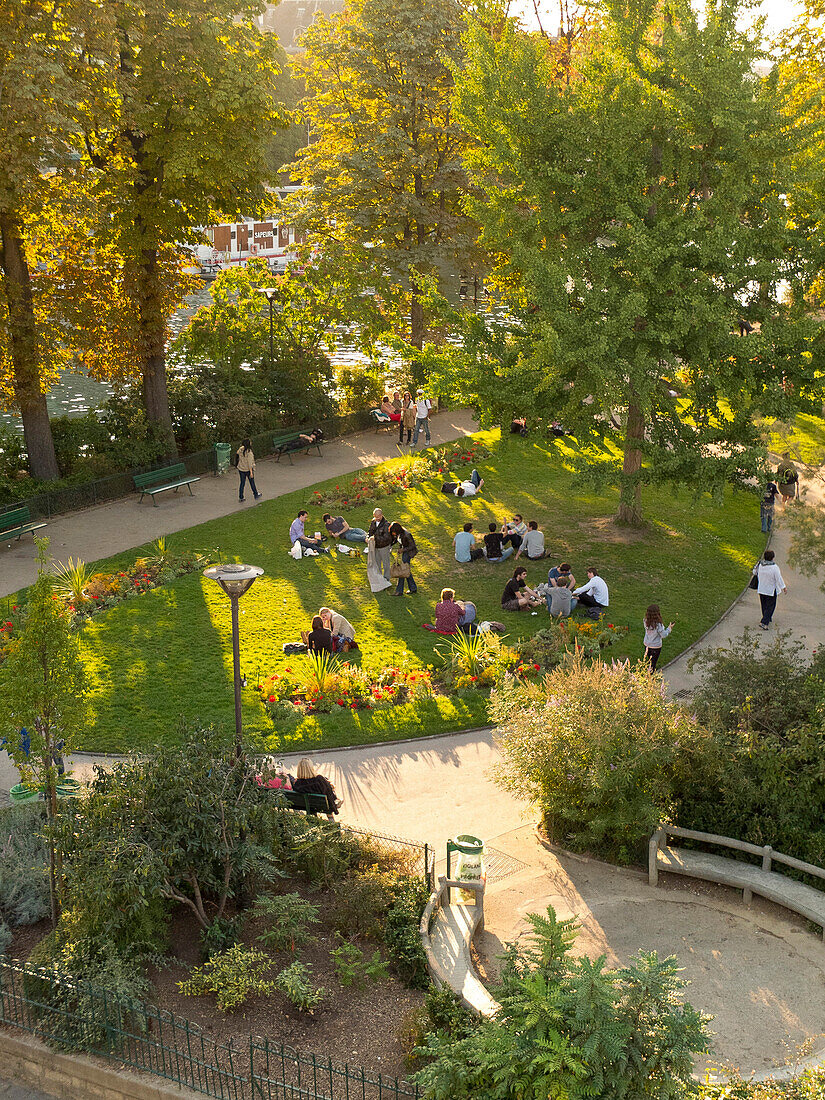 France, Paris, Ile de la Cité, Vert-Galant public garden, dusk