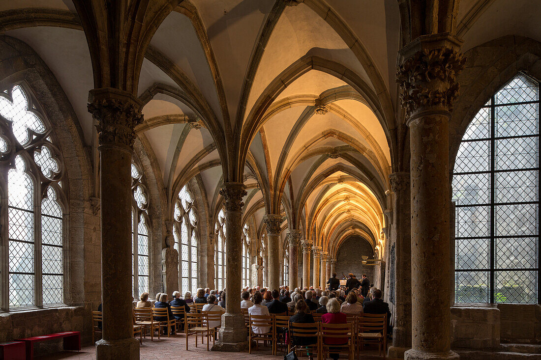 Kloster Walkenried, ehemaliges Zisterzienserkloster, gotisch, doppelter Kreuzgang, doppelschiffig, Kapitell, Kreuzrippengewölbe, Walkenrieder Kreuzgang Konzert, Südrand des Harz, Niedersachsen, Deutschland