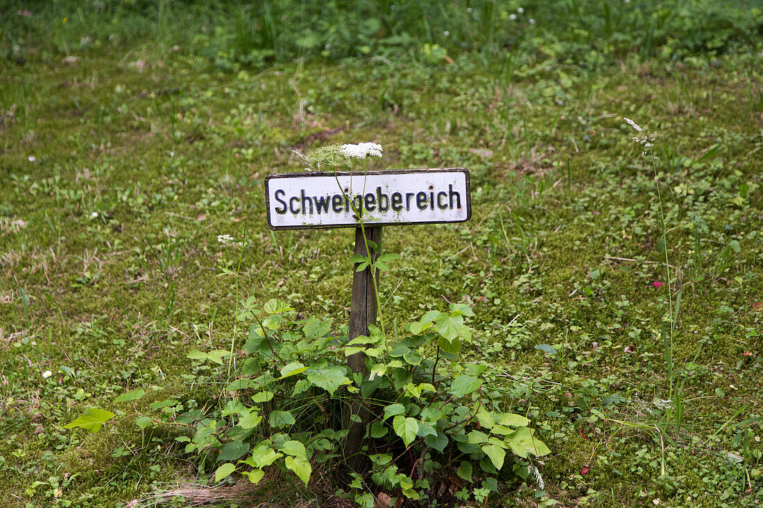 Schild im Rasengrün, Schweigebereich, Schweigen, Evangelisches Gethsemane-Kloster, Riechenberg, bei Goslar, Niedersachsen, Deutschland