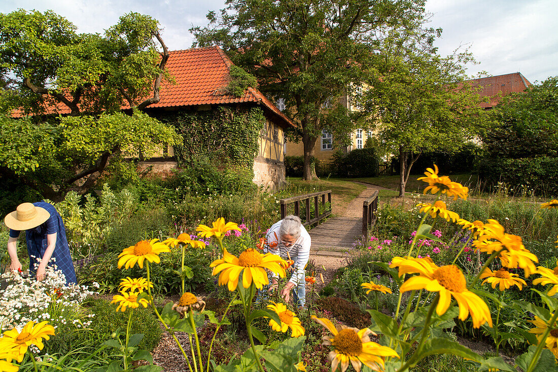 Garten, Kloster Mariensee bei Hannover, Blick vom Klostergarten zu den Konventsgebäuden, Niedersachsen, Norddeutschland, Deutschland
