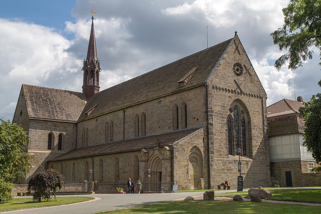 Kloster Loccum, ehemalige Zisterzienserabtei, Hauptfassade und Eingang, Dachreiter, Steinhuder Meer, Niedersachsen, Norddeutschland, Deutschland