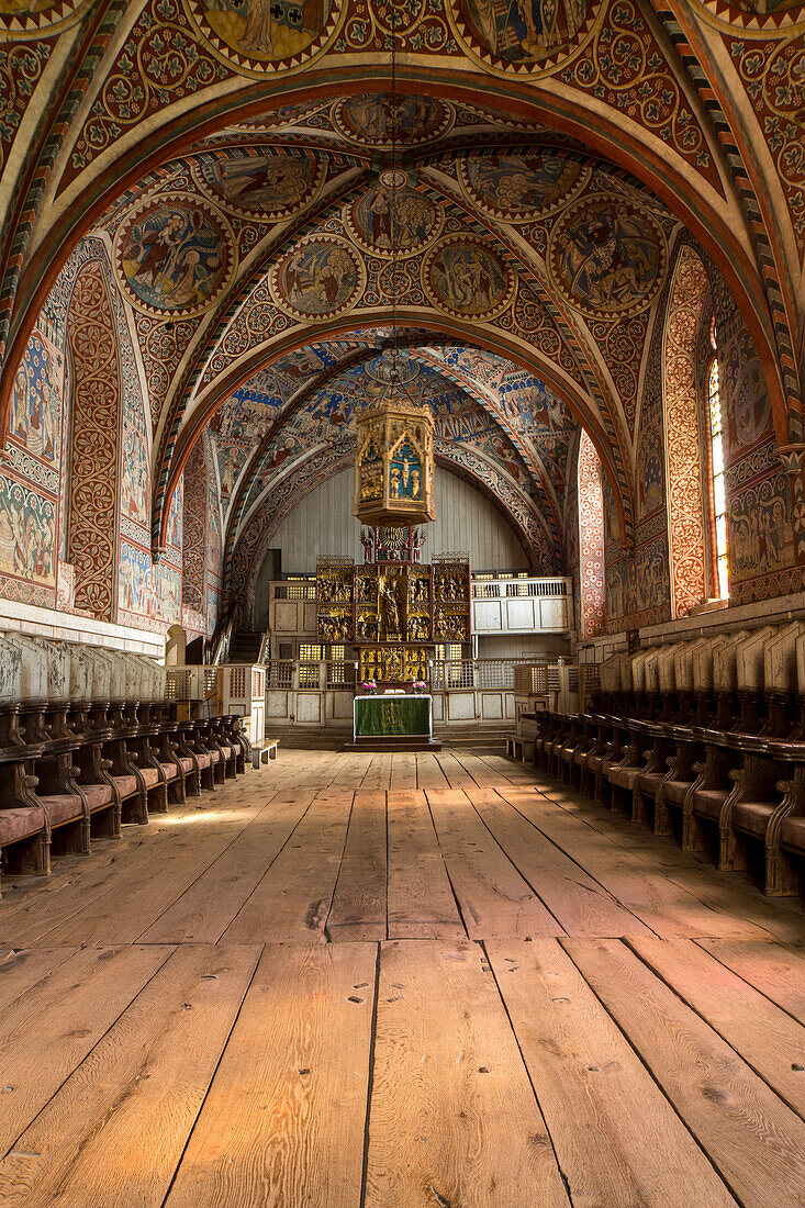 Kloster Wienhausen, bei Celle, ehemalige ZIsterzienserabtei, heute evangelisches Frauenkloster, gehört zu den sechs Lüneburger Klöstern, Frauenkloster, Eichendielen, mit Ornamenten bunt bemaltes Kreuzgewölbe, Nonnenchor, Staffelgiebel, Backsteinarchitektu