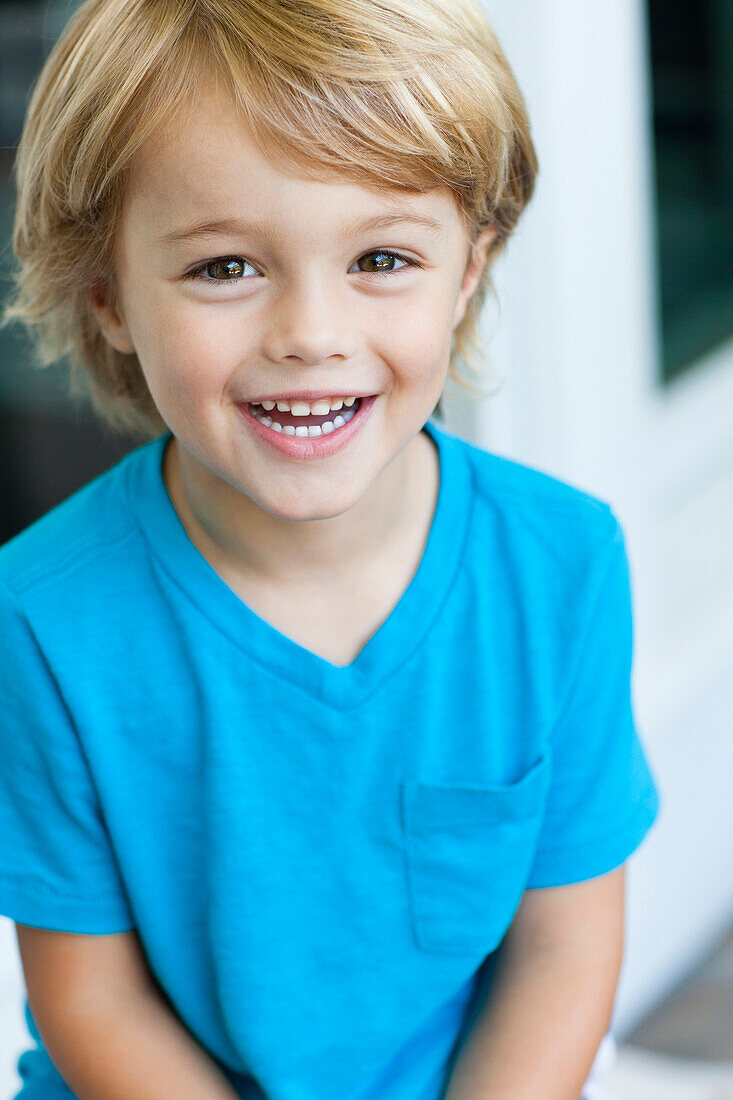 Caucasian boy smiling outdoors, C1 – License image – 71026032