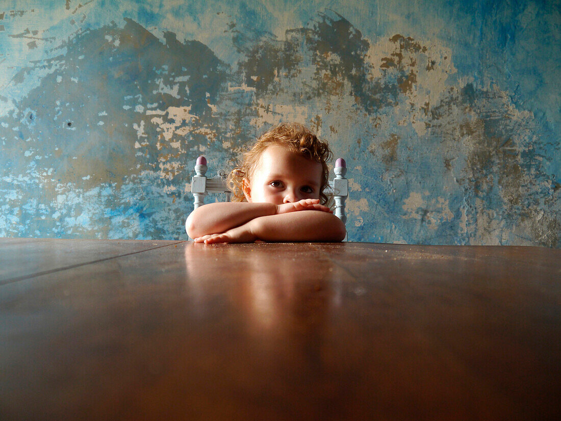 Young blond girl posing with an interrogative look