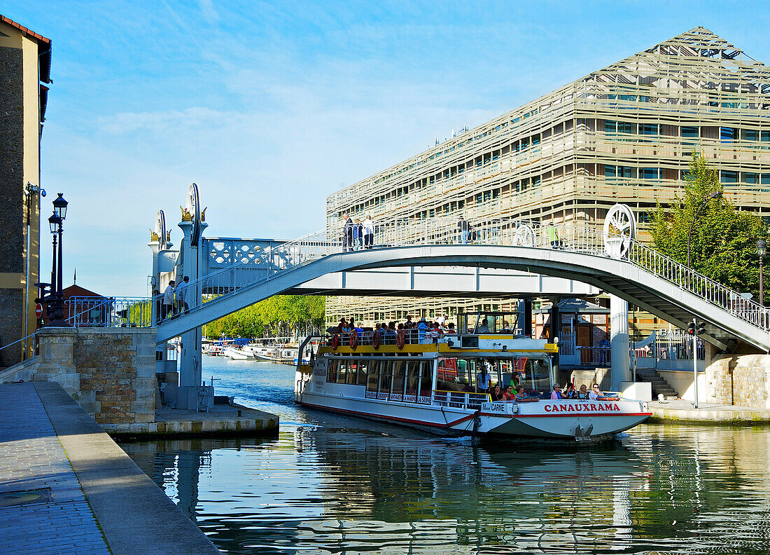 Paris, Canal de L'Ourcq, lift bridge