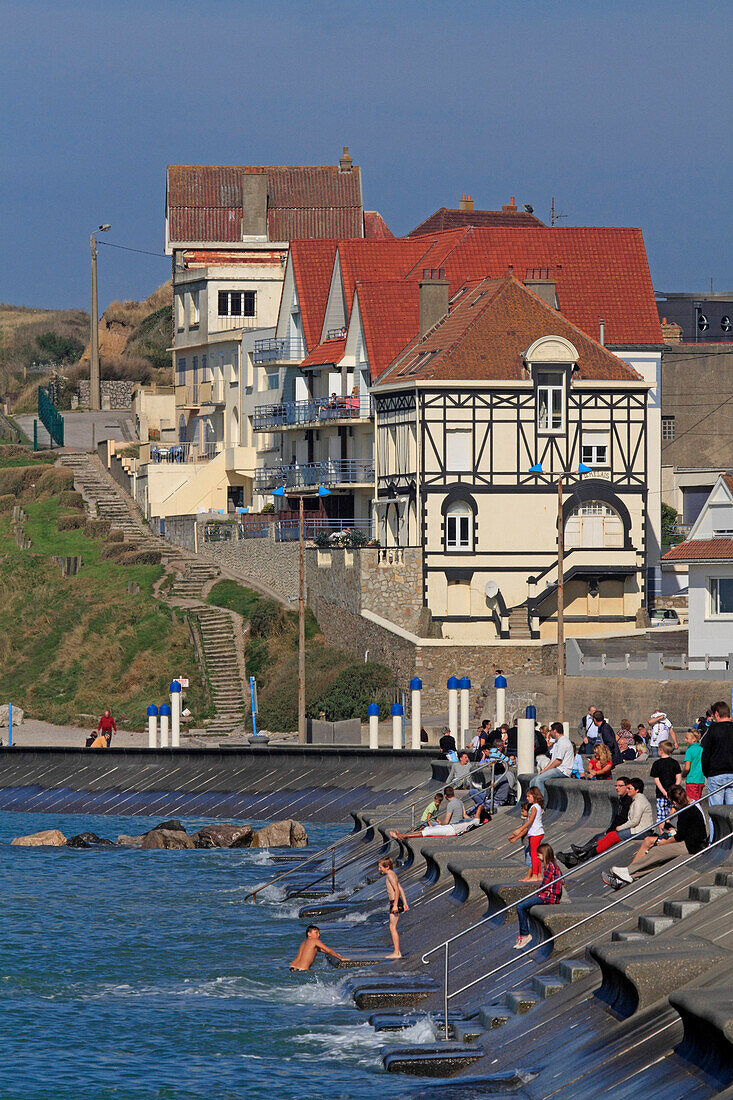 France, Pas-de-Calais, Opal coast, Wimereux, sea wall, summer