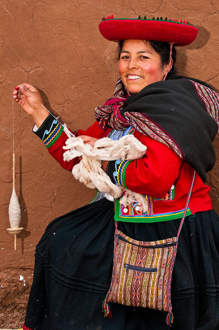 South America, Peru, Cuzco region, Urubamba Province, Chinchero, El Balcon del Inca association, weaving center, Luz Inti