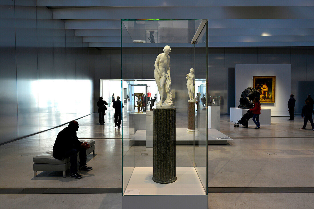 Europe,France, the Louvre Museum in Lens, a statue of Venus in the center. Visitors of sides (architectes Kazuyo Sejima/Ryue Nishizawa©Sanaa)