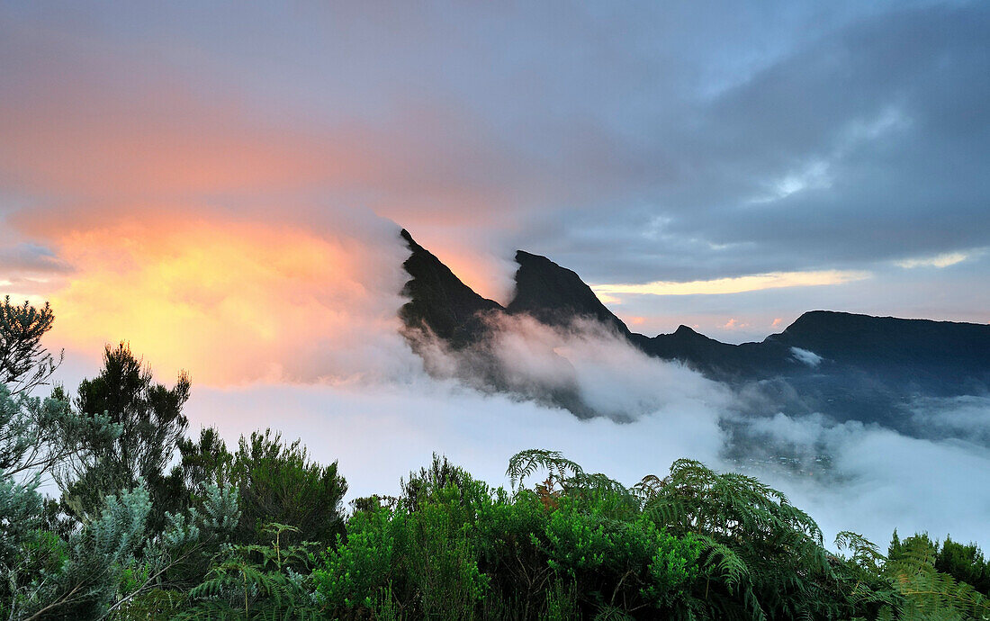 Reunion island, Sunset over the mountains