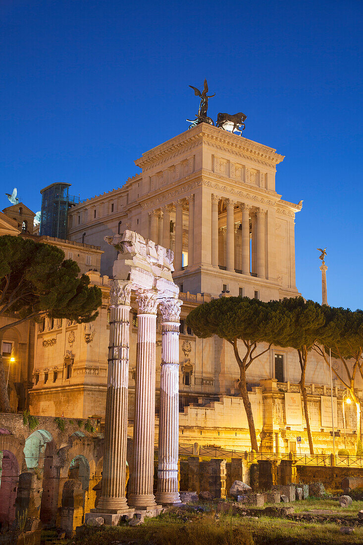National Monument to Victor Emmanuel II and Roman Forum, UNESCO World Heritage Site, at dusk, Rome, Lazio, Italy, Europe